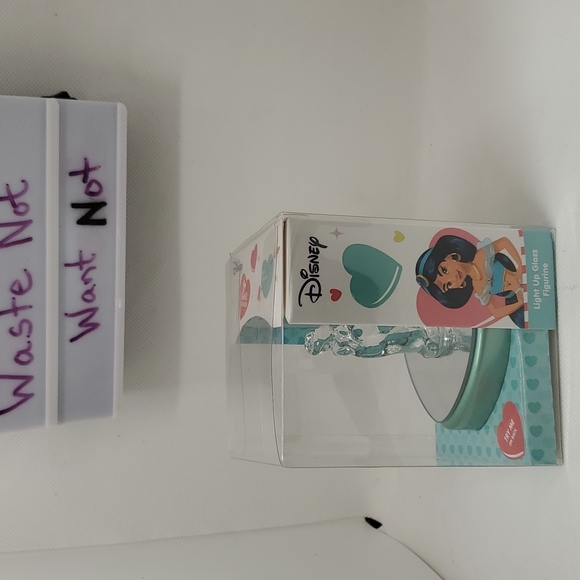 BNIB Disney Princess Light Up Glass Figurine: Jasmine "Starry Eyes" - Picture 6 of 7